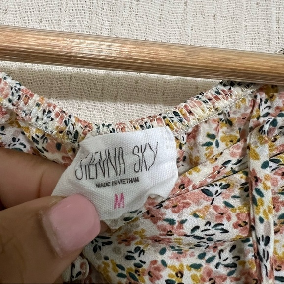 Sienna Sky floral blouse size M - Picture 4 of 7